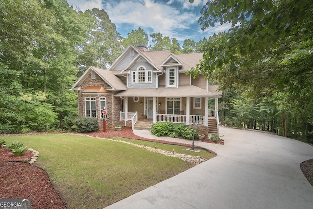 craftsman-style house featuring a front lawn and covered porch