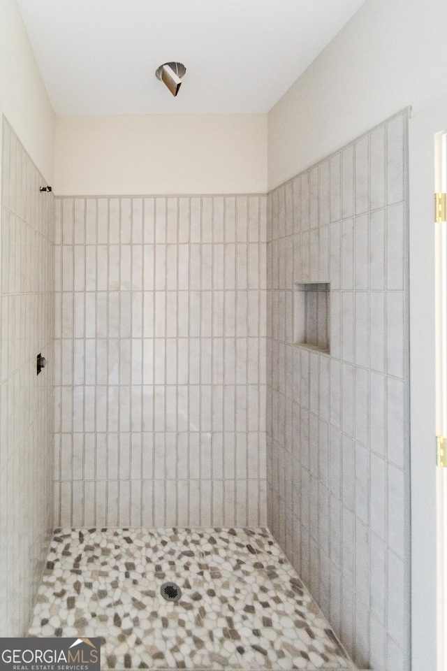 bathroom featuring a tile shower