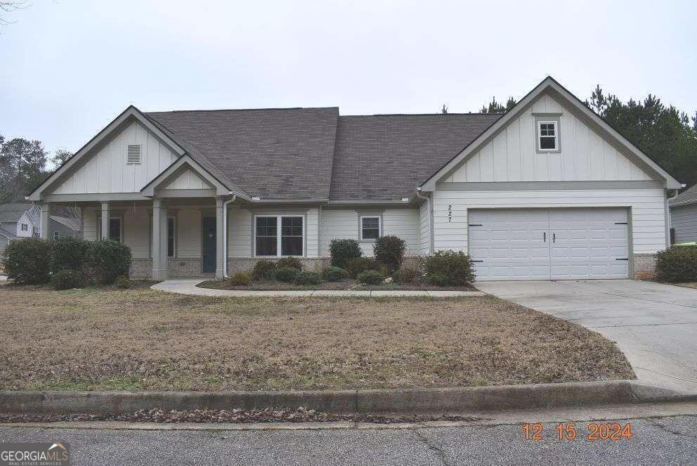 view of front facade with covered porch and a garage