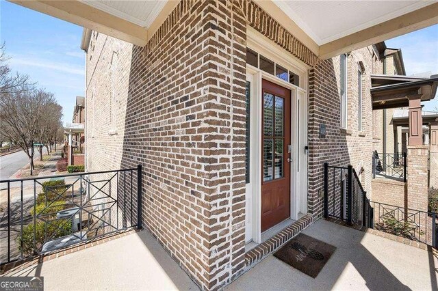 property entrance with covered porch