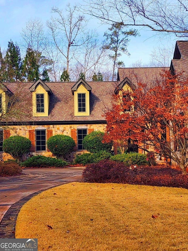 view of front facade with a front yard