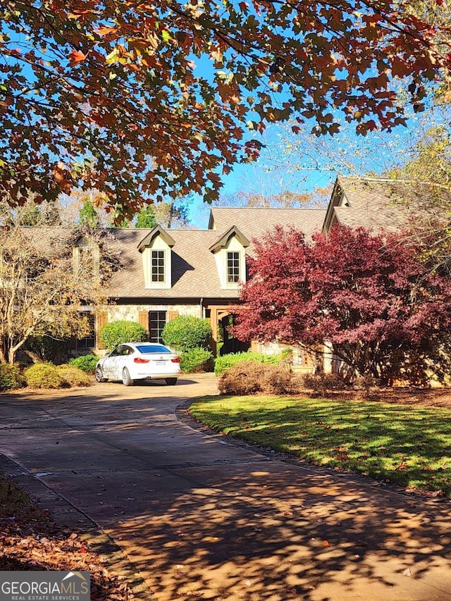 view of front of property with a front yard