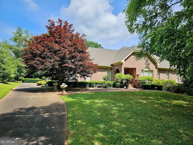 view of front facade featuring a front yard