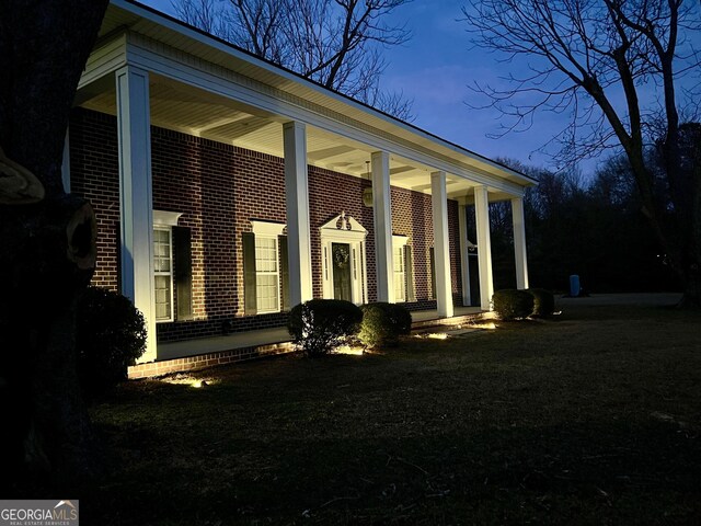 view of front of house featuring a front yard