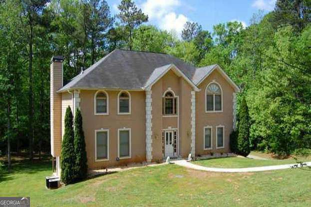 view of front of house with a front lawn