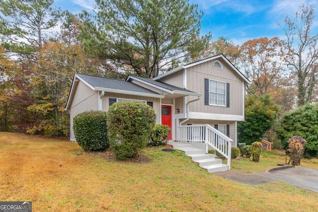 view of front of property featuring a front yard