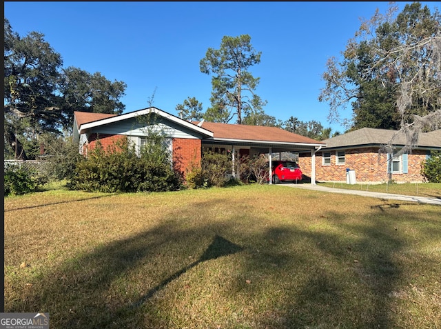 view of front facade featuring a front yard and a carport