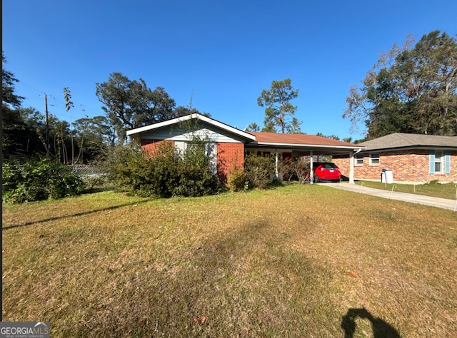 single story home featuring a front lawn and a carport