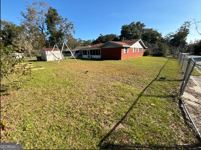 view of yard featuring a shed