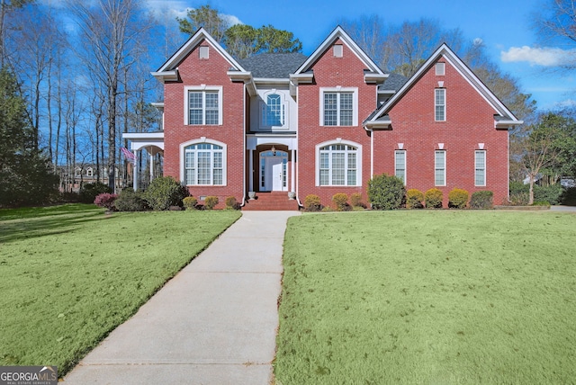 view of front of property featuring a front lawn