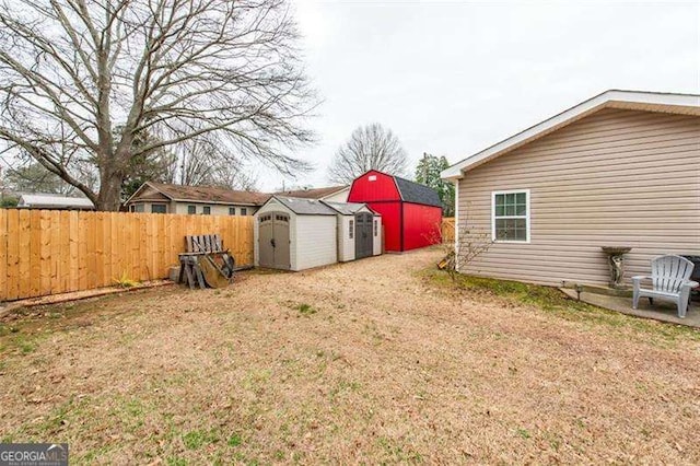 view of yard featuring a storage unit