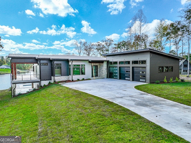 view of front facade featuring a front yard and a garage