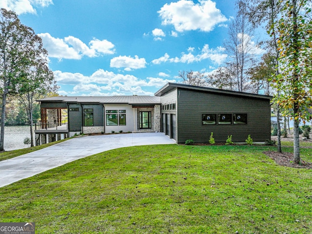 view of front of property with a front yard