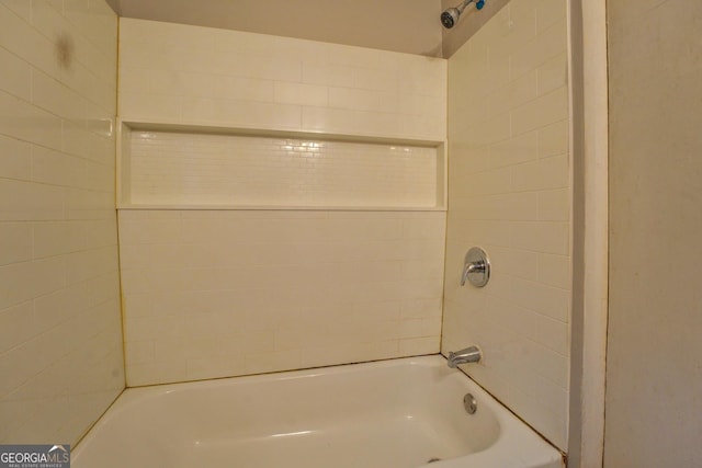 bathroom featuring tiled shower / bath