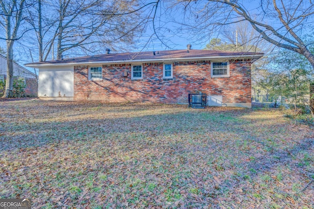 rear view of house featuring a lawn