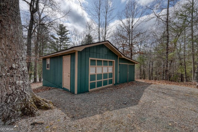 view of yard featuring an outdoor structure