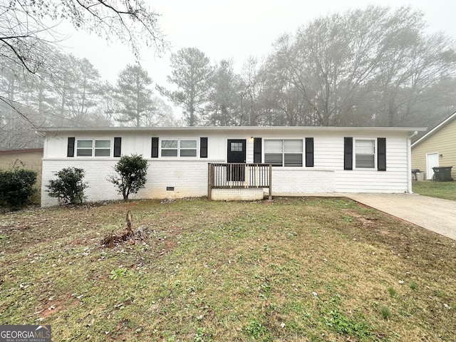 ranch-style home with a front yard