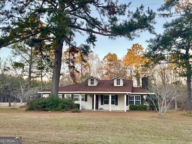 view of front facade with a front lawn