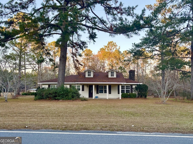 view of front of property featuring a front yard