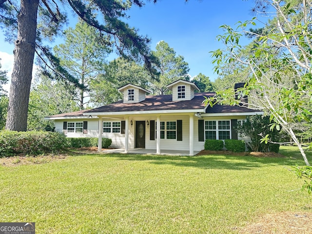 view of front of property with a front yard