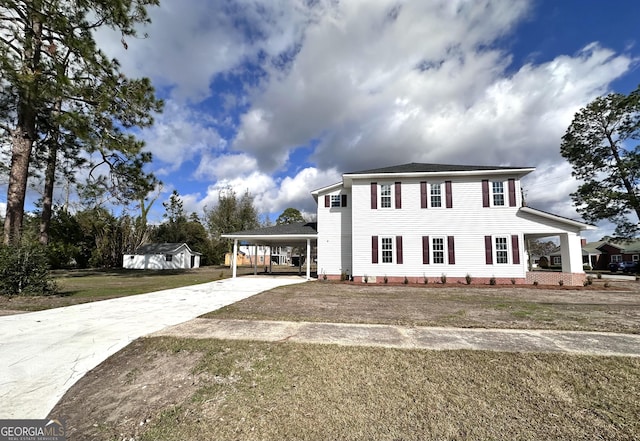 view of front of home featuring a carport and a front lawn