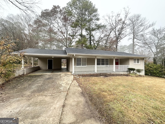 view of front facade featuring a front yard, a porch, and a carport