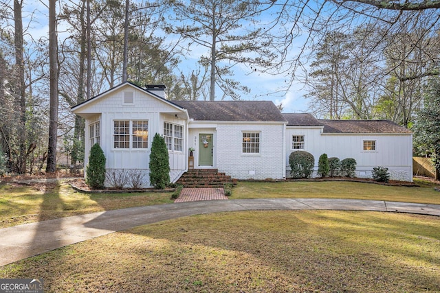 view of front facade featuring a front yard