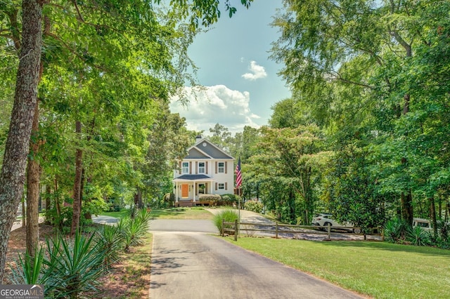 view of front of home featuring a front yard