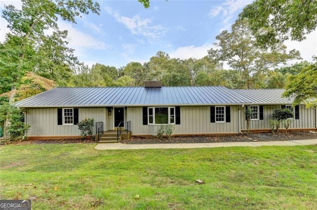 single story home featuring a front lawn