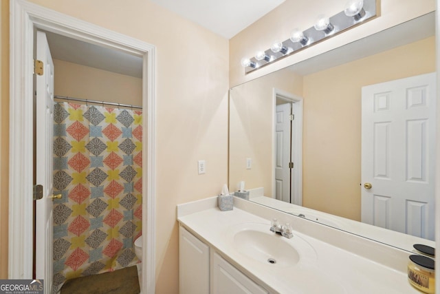 full bath with toilet, a shower with shower curtain, and vanity