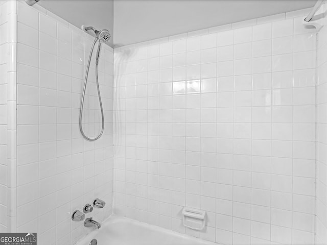 bathroom featuring tiled shower / bath combo