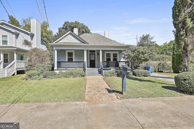 bungalow featuring a front lawn