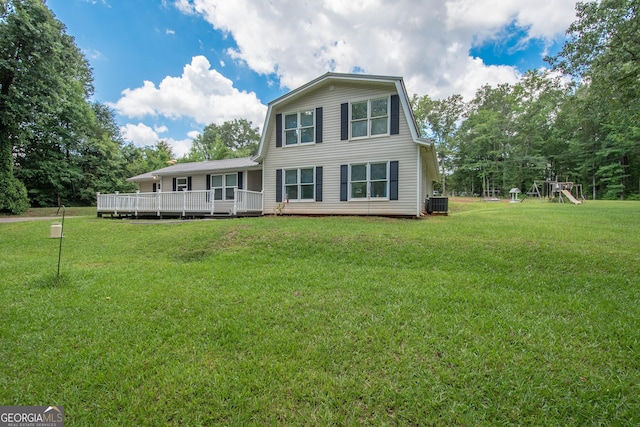 view of front of house featuring a wooden deck and a front lawn