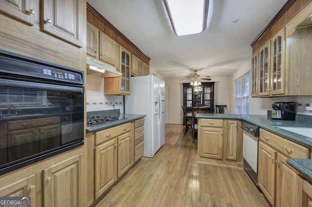 kitchen featuring ceiling fan, sink, kitchen peninsula, black appliances, and light wood-type flooring