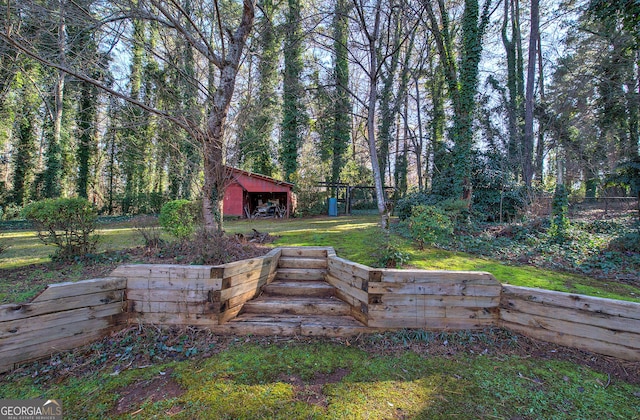 view of yard with an outbuilding