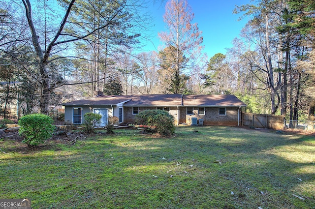 view of front of house featuring a front lawn