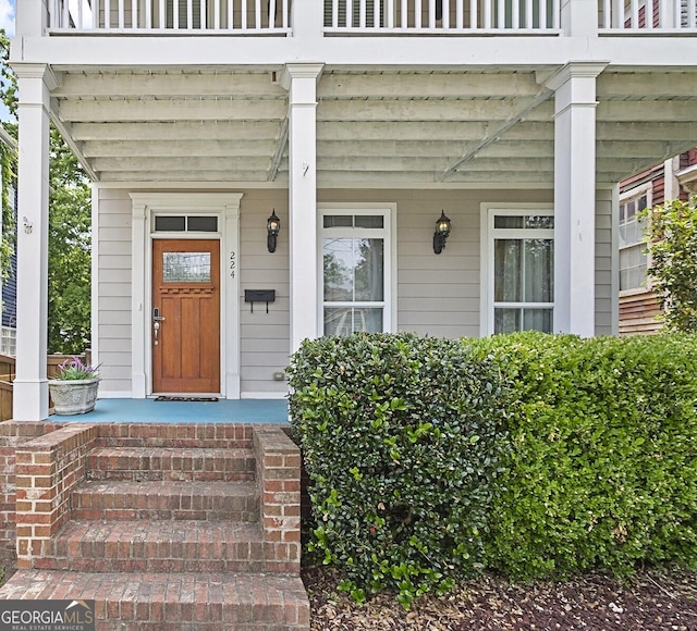 property entrance featuring a balcony