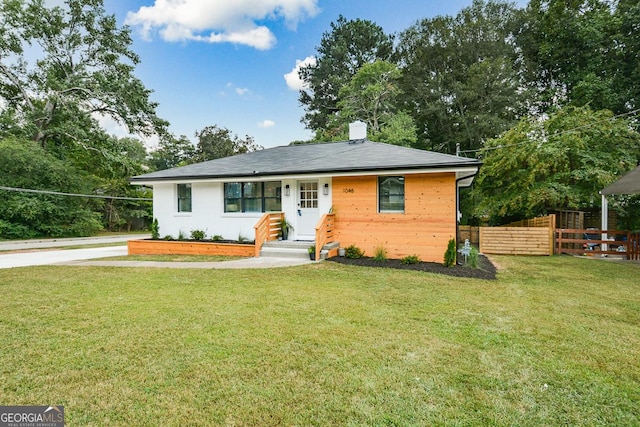 view of front of property featuring a front lawn