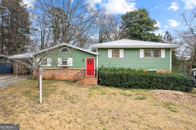 tri-level home featuring a front lawn