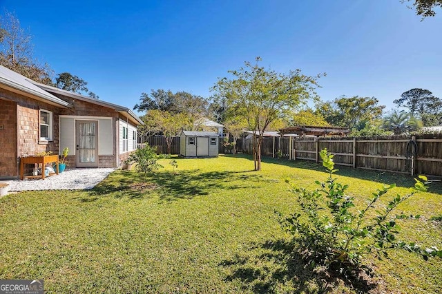 view of yard featuring a storage shed