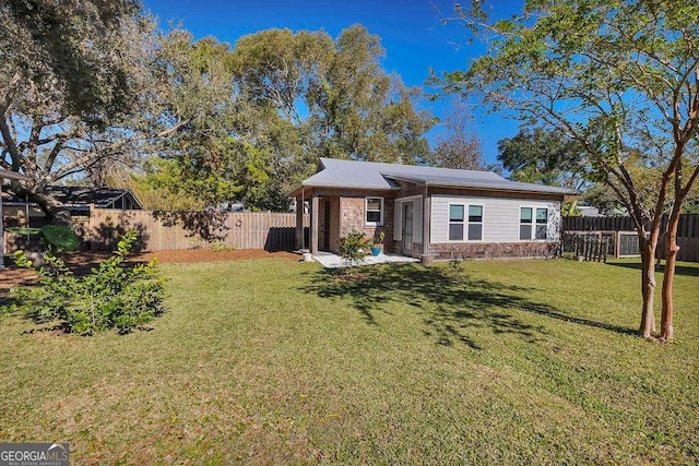 ranch-style house featuring a front yard