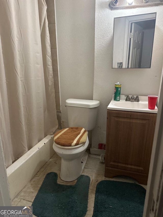 bathroom with a shower with curtain, toilet, and sink