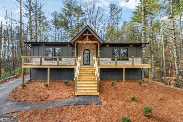 view of front of property featuring covered porch