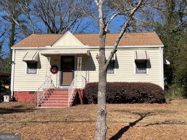 view of front of property with a front yard