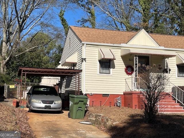 view of front facade featuring a carport