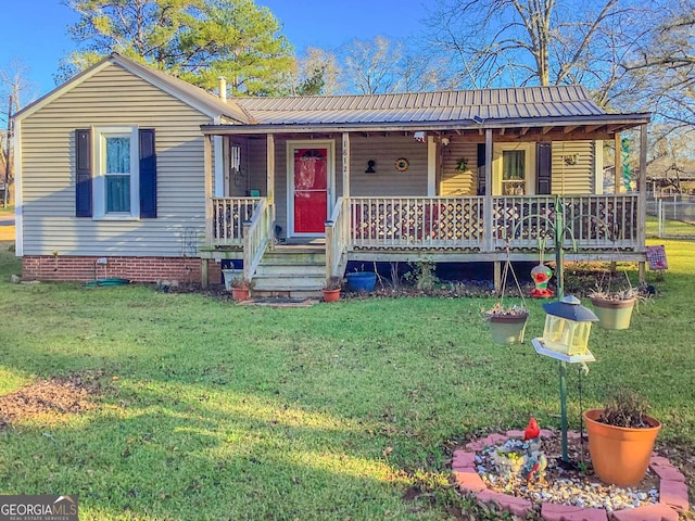 view of front of home with covered porch and a front lawn