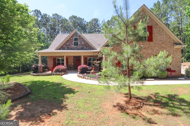 craftsman inspired home featuring a front yard