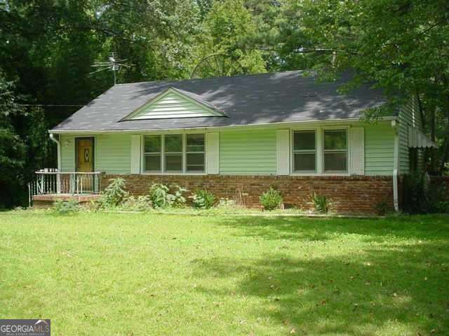 view of front of house with a front lawn