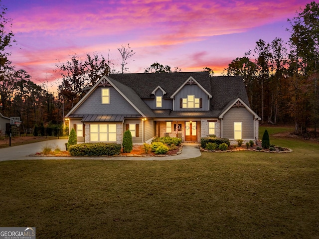 craftsman house featuring a lawn