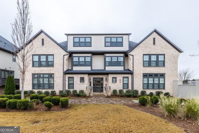 view of front of property featuring a front yard